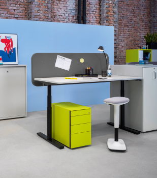 hali Sitz-Steh-Tisch s171 mit Box-Schwebetürenschrank im Büro
