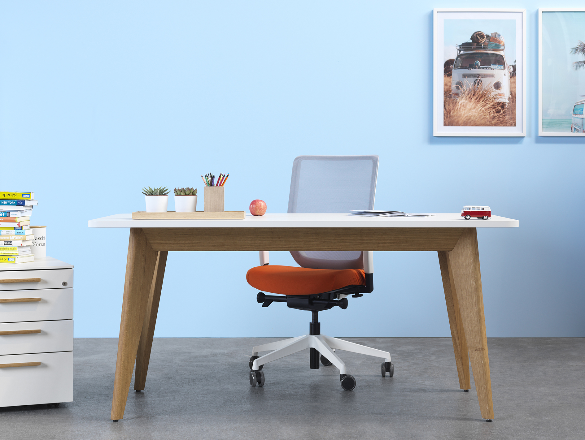 Arbeitstisch m600 mit Holzfüßen und weißer Tischplatte im cleanen Umfeld