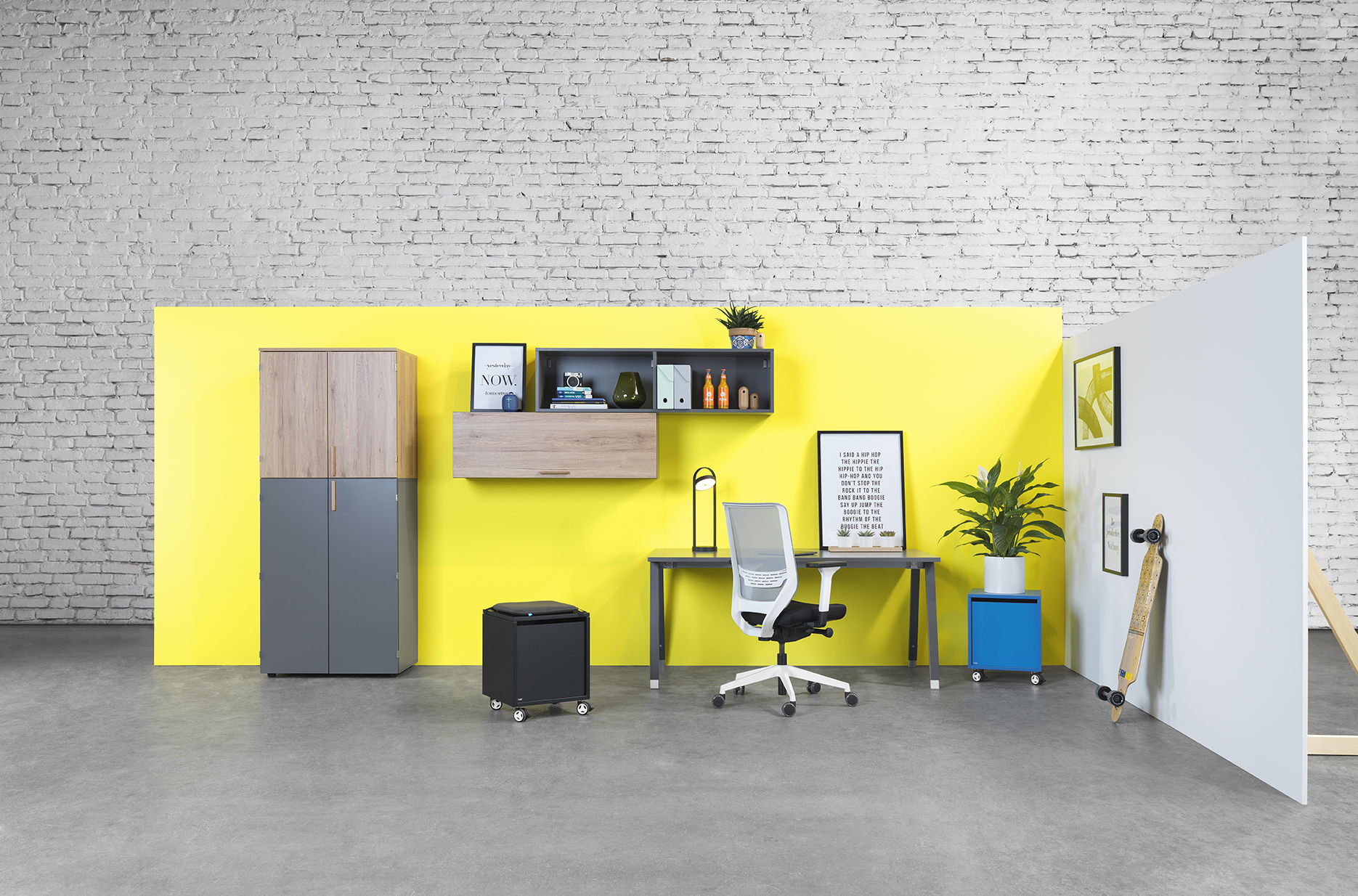 Flexible Bürolandschaft mit s440 Arbeitstisch, Stauraumvarianten und mobilen Bully-Hockern