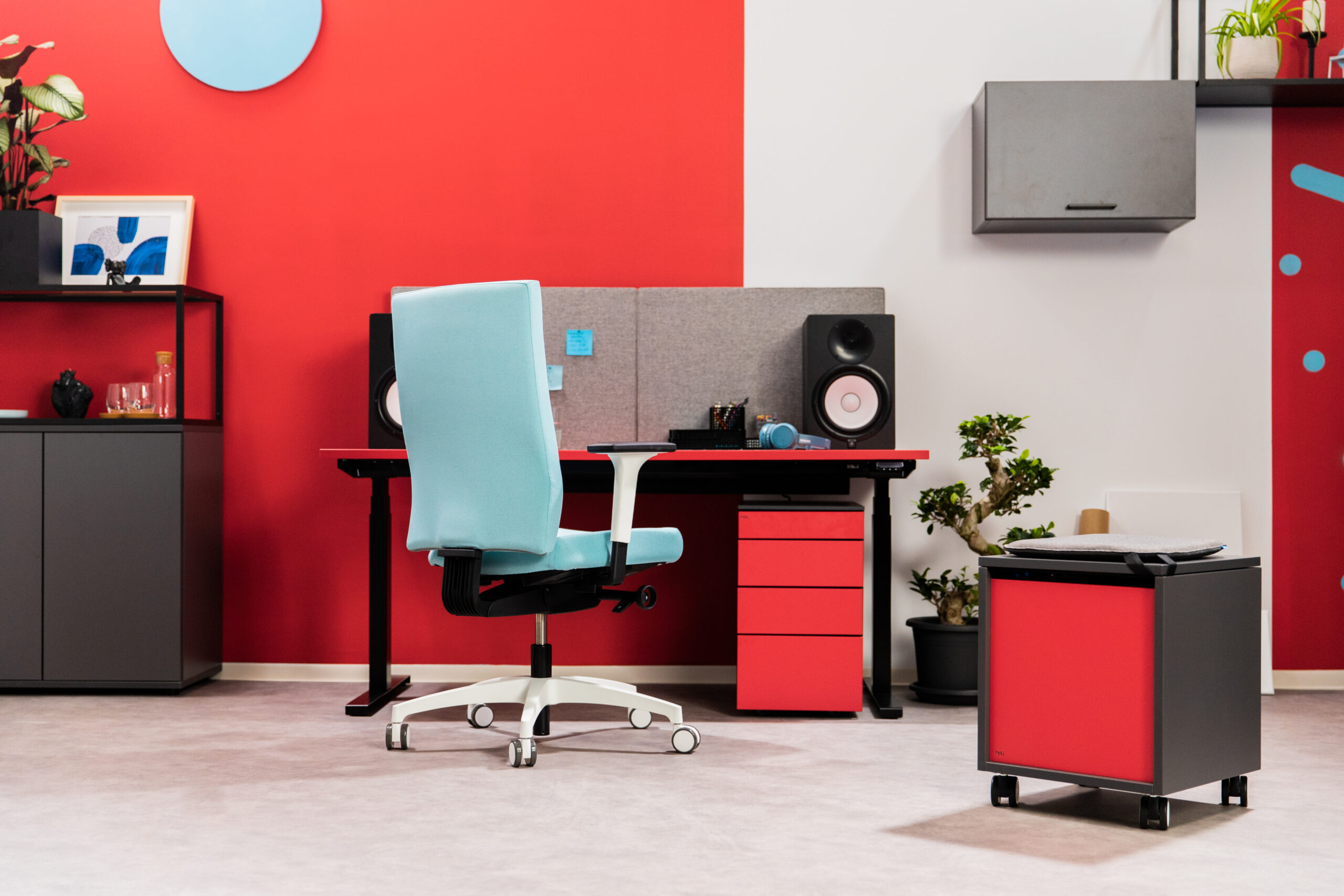 Stilvoll gestaltetes Homeoffice mit Schreibtisch, Stauraum und Wohlfühl-Accessoires