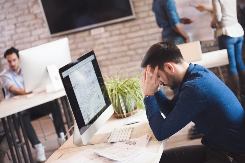 überforderter Mitarbeiter im Büro